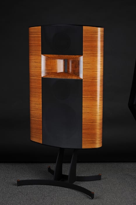 Cinema Reference LCR 2 (painted finish with stand or wall bracket) - LINKO SMART TECHNOLOGY LIMITED